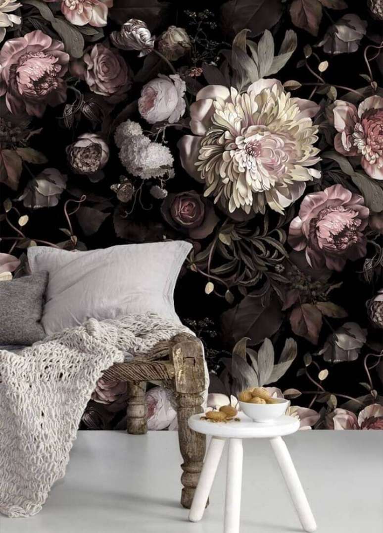 47. Decoração para sala de estar com papel de parede com flores e fundo escuro – Foto: Michelle Matangi