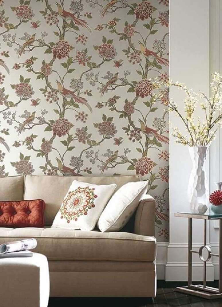 48. Sala de estar decorada com tons neutros e papel de parede floral &ndash; Foto: Tul de Seda