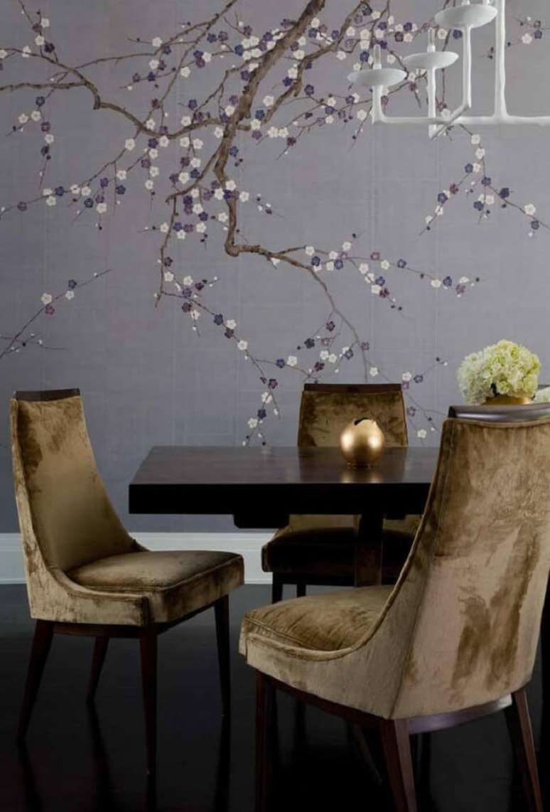 49. Decoração com estilo moderno para sala de jantar com mesa de madeira e papel de parede floral – Foto: Pinterest