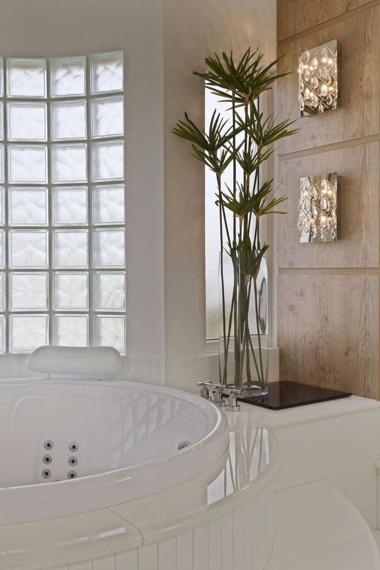 1. Banheira com hidromassagem em spa em casa com decoração contemporânea. Aquiles Nicolas