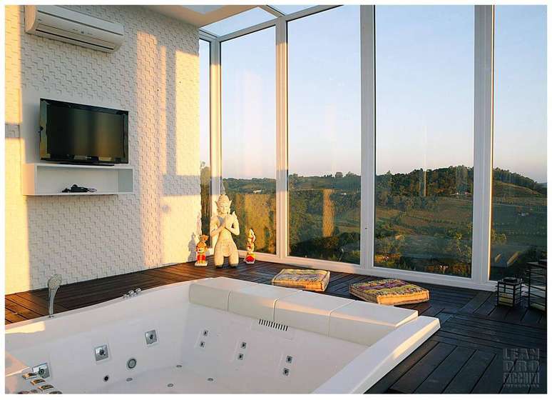5. Nada como um spa em casa com essa vista sensacional. Projeto por Projeto3 Design