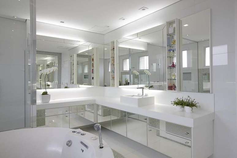 8. O banheiro sofisticado de Patricia Covolo possui uma banheira redonda para fazer o spa em casa
