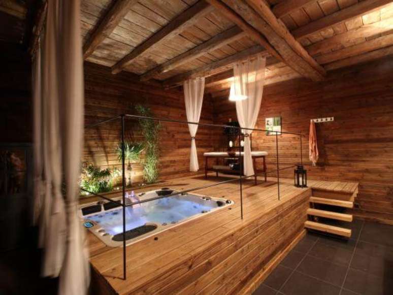 40. Deck de madeira com spa em casa com hidromassagem. Foto de France Voyage