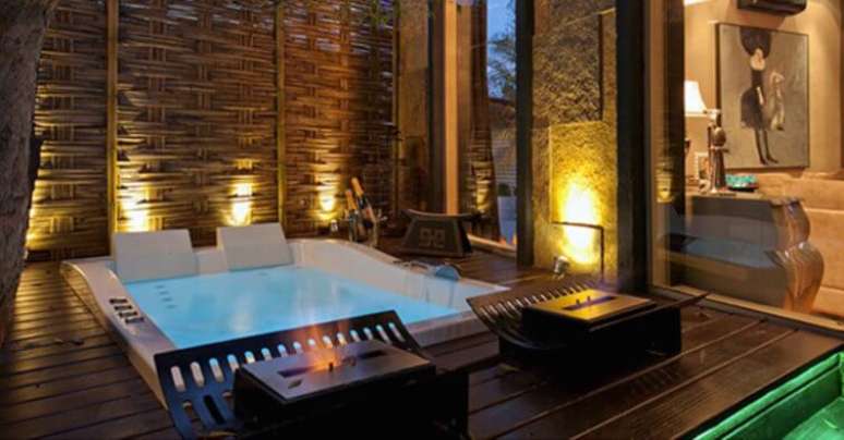 45. Spa em &aacute;rea externa com luz indireta. Foto de NiT