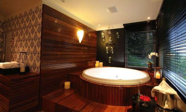 20. O revestimento de madeira dá um ar aconchegante ao spa em casa. Foto de Casa Regaleira