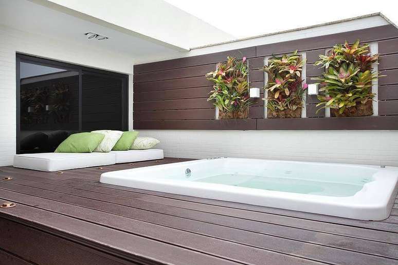 12. Investir em um telhado transparente pode deixar seu spa em casa mais relaxante. Projeto por Cesar Valenccia