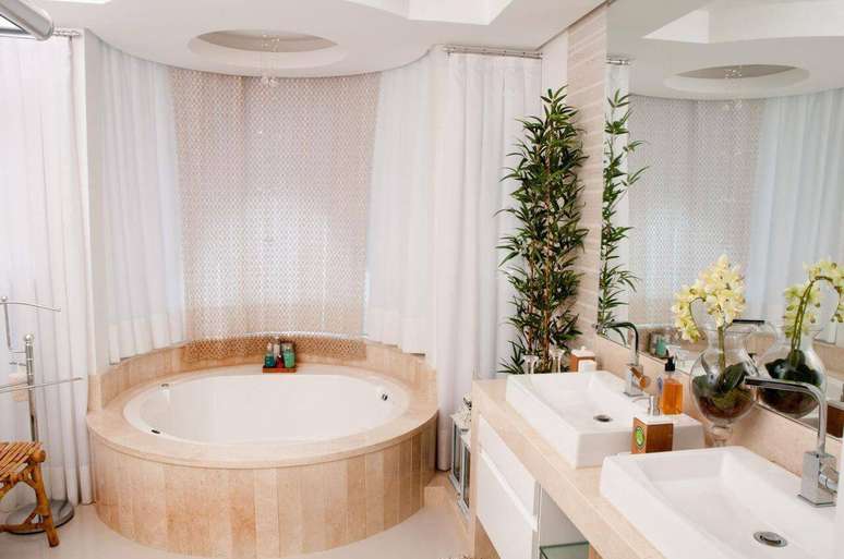 13. Banheira redonda é um charme para o spa em casa na sala de banho. Projeto por Juliana Pippi