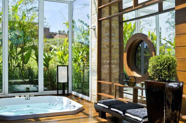 15. O spa em casa com paredes de vidro é um charme. Projeto por Mauricio Queiroz