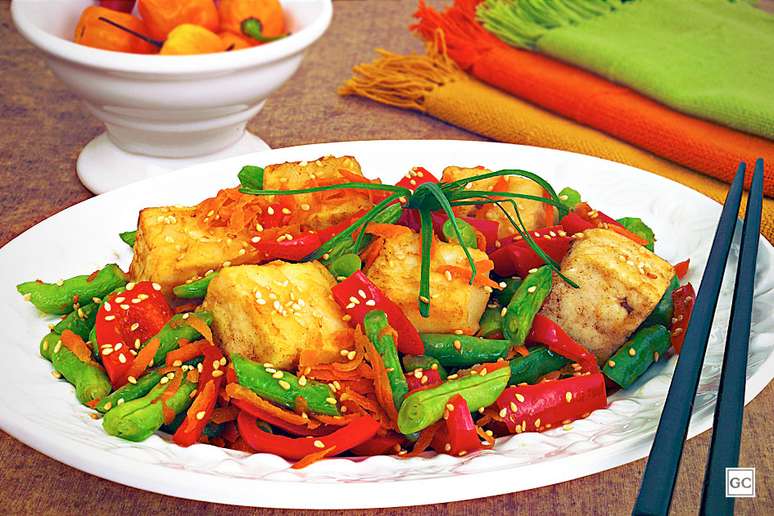 Tofu oriental com vegetais