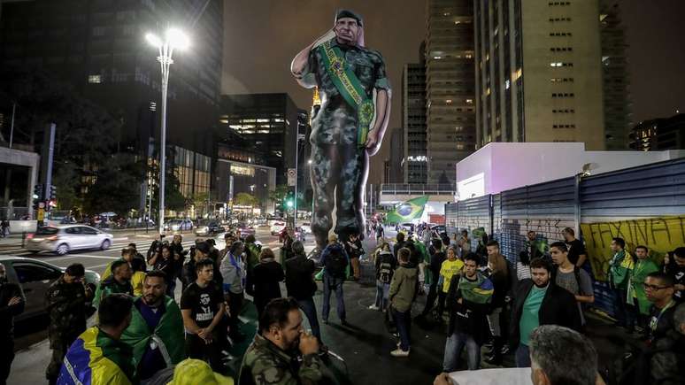 Manifestantes em São Paulo rodeiam boneco inflável que homenageia Mourão; general defende ativação de 'miniconselhos' para a governabilidade