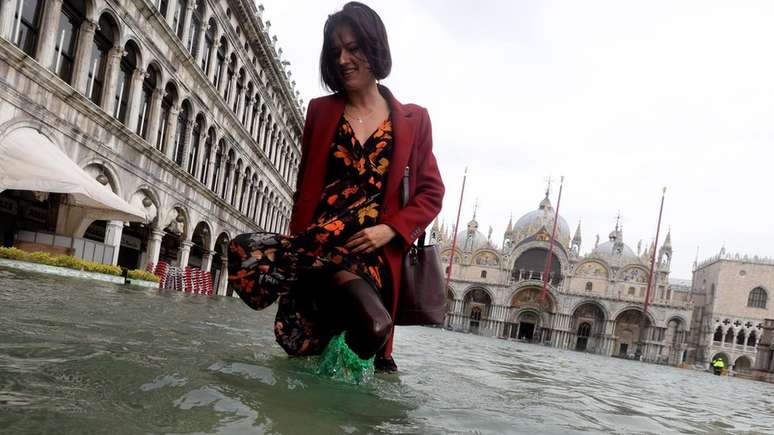 Turista caminha pela cidade inundada em 29 de outubro