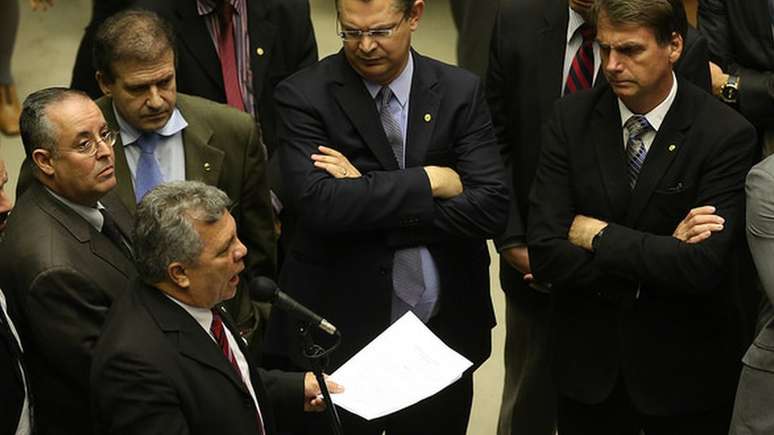 Fraga (no microfone) e Bolsonaro com outros deputados na Câmara, em 2017; expectativa é de que aumente na Casa a quantidade de parlamentares favorável ao armamento da população