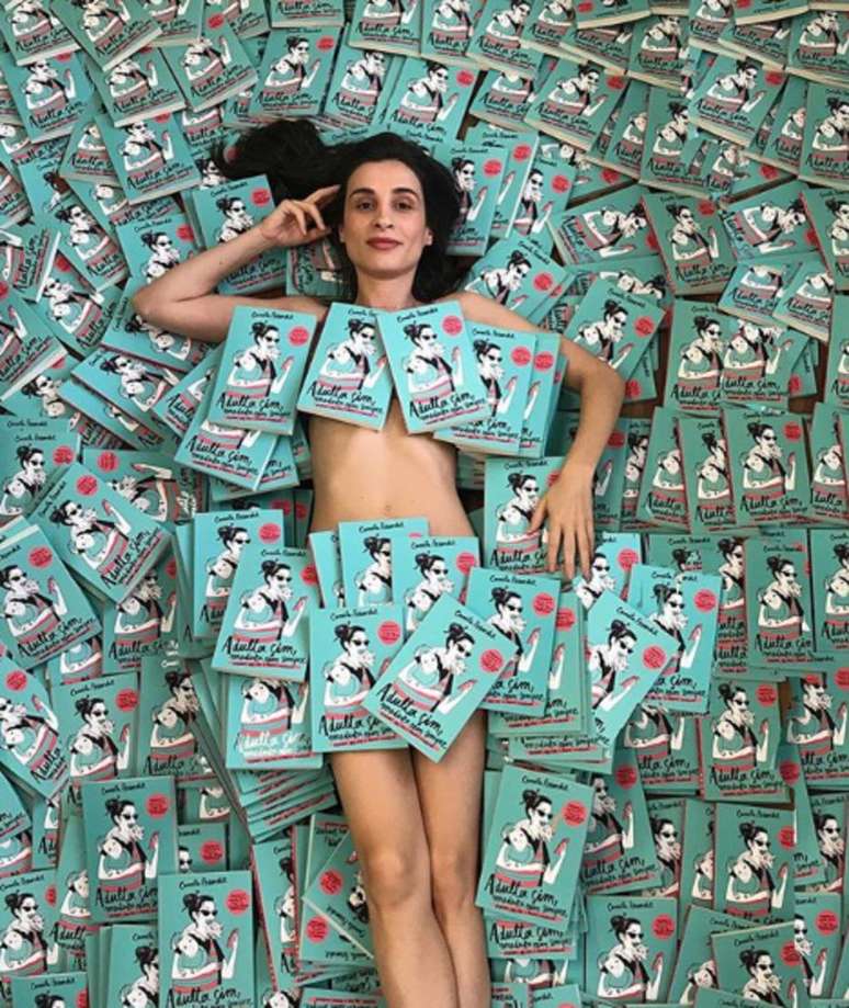Camila Fremder lança 'Adulta sim, madura nem sempre', uma coleção de desabafos sobre as responsabilidades de crescer sem deixar de dar boas risadas.