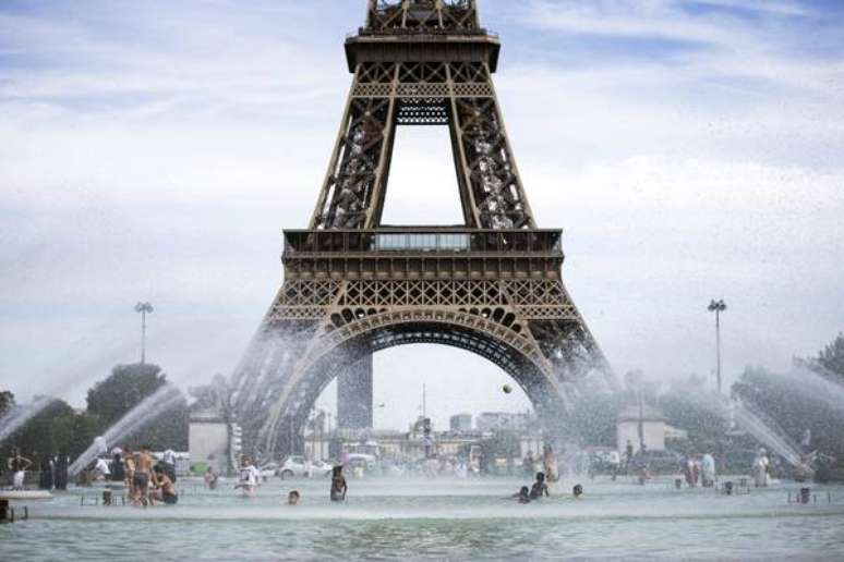 Pedaço da escada original da Torre Eiffel vai a leilão