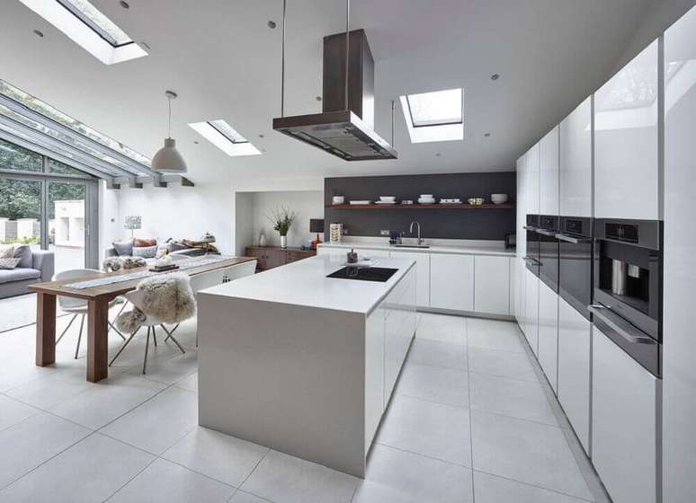14. Decoração moderna com armários brancos e exaustor preto para cozinha integrada com sala de jantar ampla – Foto: Pinterest