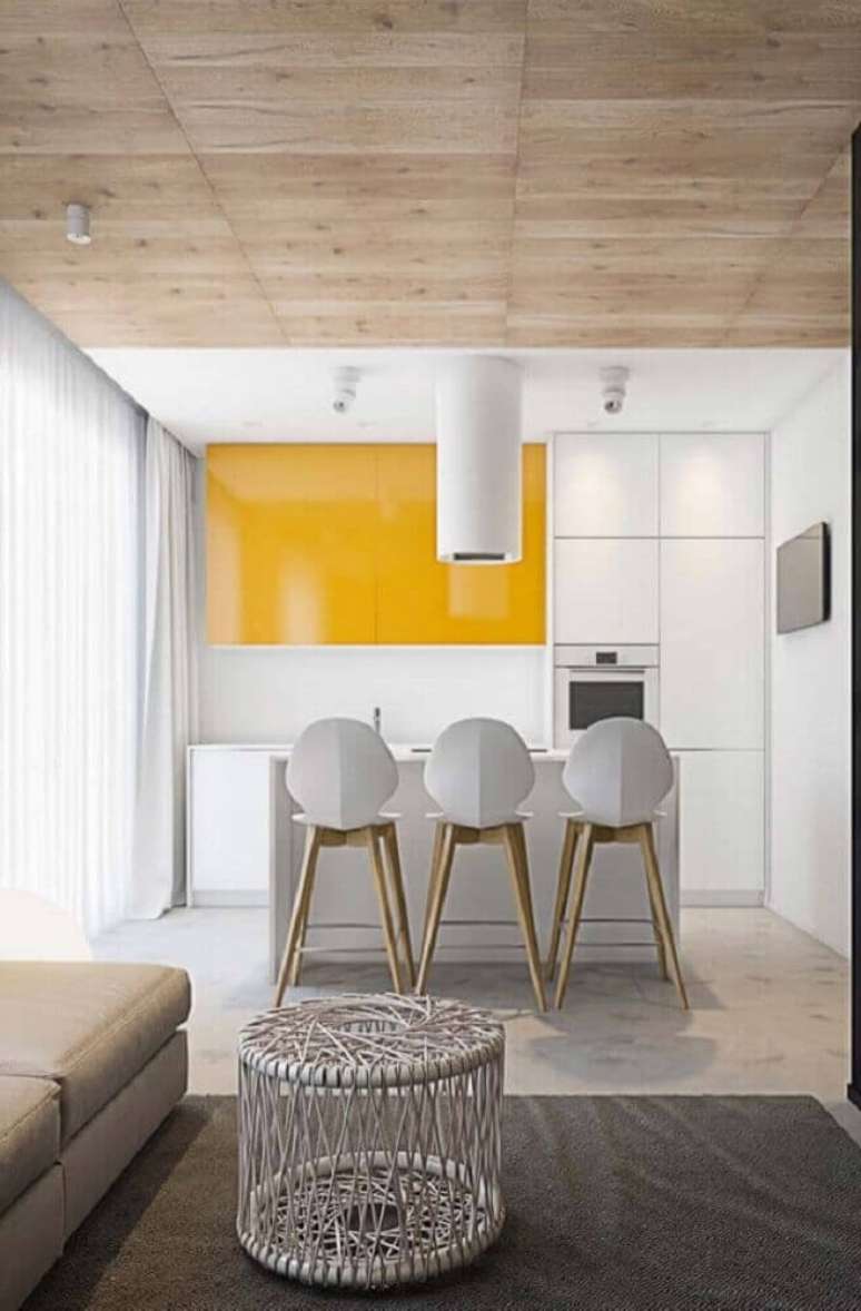 18. Aqui as cadeiras modernas deram um toque moderno para a decoração da cozinha integrada com sala de estar – Foto: The Holk
