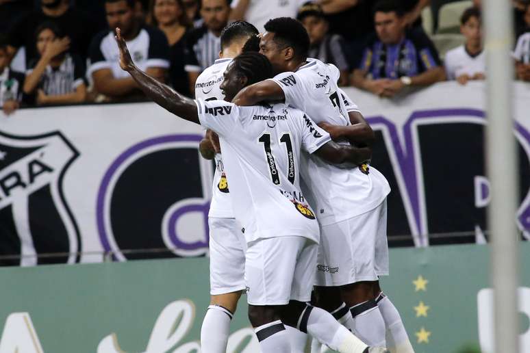 Cazares comemora gol do Atl&eacute;tico-MG com os companheiros