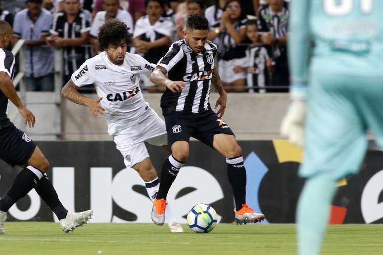 Luan e Leandro Carvalho disputam a bola em Cear&aacute; x Atl&eacute;tico-MG
