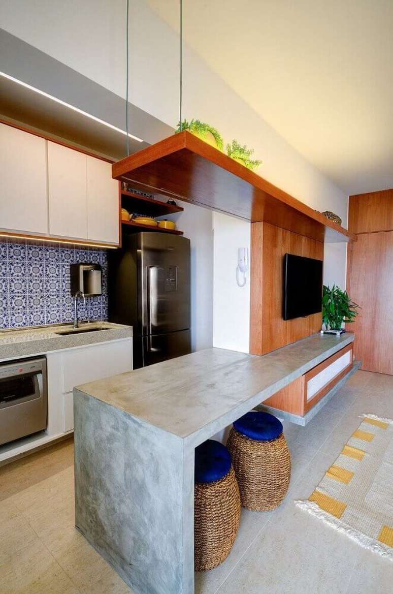 23. A bancada de cimento queimado dá um toque moderno à decoração da cozinha americana com sala de estar – Foto: HGTV Decor