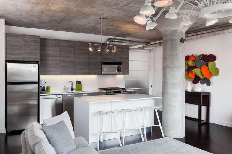 28. Tons de cinza e cimento queimado são perfeitos para modernizar a decoração da cozinha integrada com sala de estar – Foto: Architizer