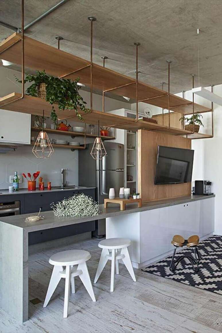 49. Misture materiais para modernizar a decoração da sua cozinha integrada com sala – Foto: Irmãos Spezia