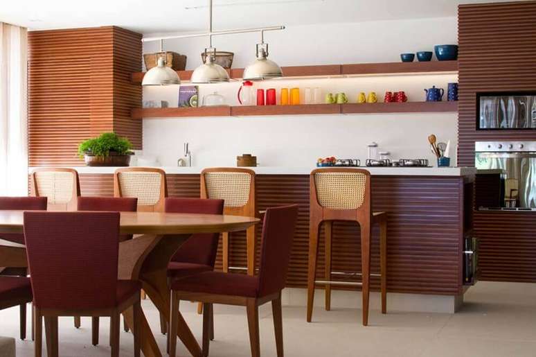 50. Decoração com armários e mesa de madeira para cozinha integrada com sala de jantar – Foto: GramUnion