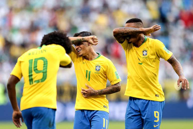 Willian (esquerda), Philippe Coutinho (centro) e Gabriel Jesus comemoram o gol da Seleção Brasileira na Copa do Mundo 2018, na Rússia