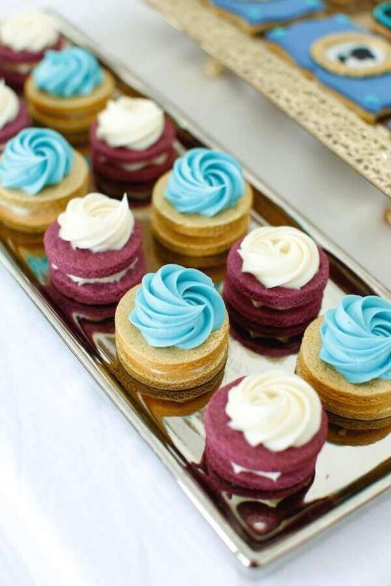 13- Os docinhos s&atilde;o confeitados com chantilly tingidos nas cores do tema da festa. Fonte: A minha festinha