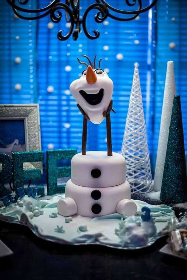 9- O bolo da festa Frozen para meninos foi inspirado no personagem Olaf. Fonte: Aprendendo a ser mãe