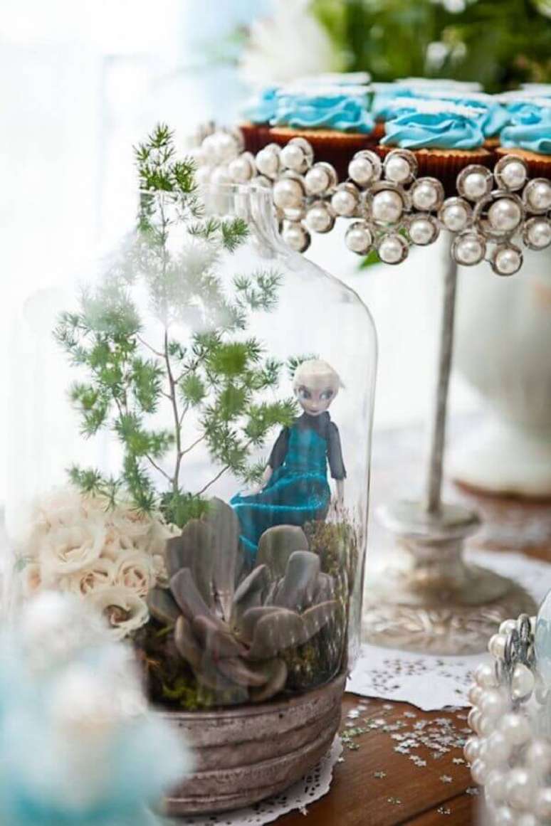 14- No centro da mesa foi colocado um terr&aacute;rio com a personagem para festa Frozen ideias criativas. Fonte: Vestida de M&atilde;e