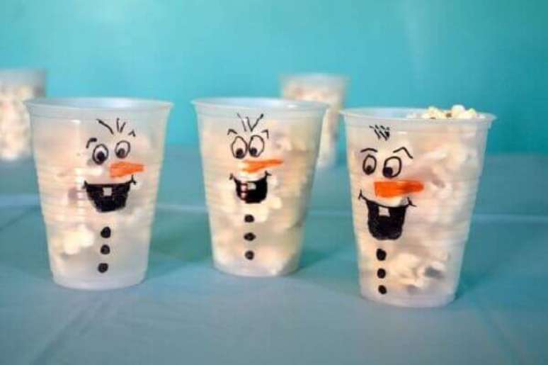 5- Uma das ideias criativas e baratas para a festa Frozen são os copos descartáveis pintados com canetinhas. Fonte: Canal da Decoração