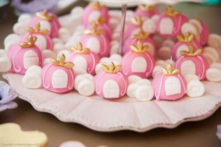 30- As ideias criativas para festa das princesas t&ecirc;m os doces confeitados com carruagens estilizadas. Fonte: Maur&iacute;cio Messa