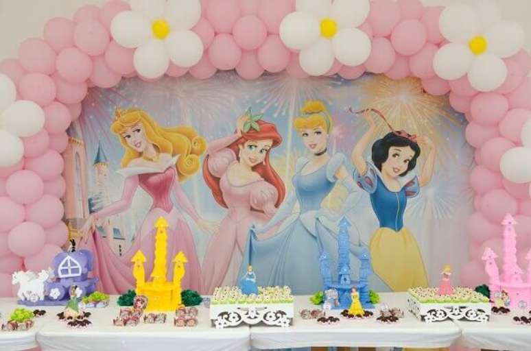 6- Algumas ideias criativas para festa das princesas utilizam bexigas coladas em forma de castelo. Fonte: Universo de M&atilde;e