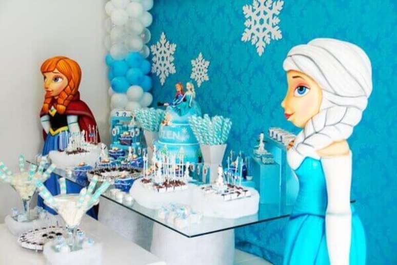 40- Na festa Frozen ideias criativas as personagens em tamanho grande enfeitam os lados da mesa. Fonte: Fazendo a nossa festa