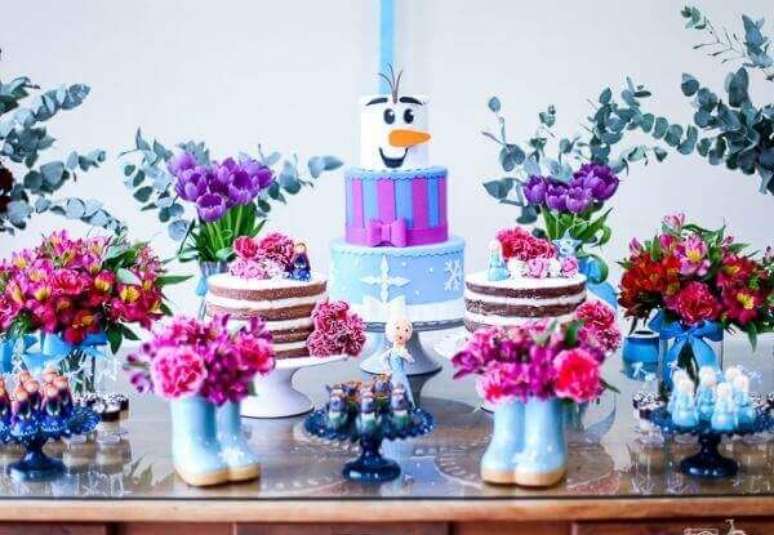 42 – Na mesa da festa Frozen ideias criativas foram utilizados vasos com flores coloridas. Fonte: Pinterest