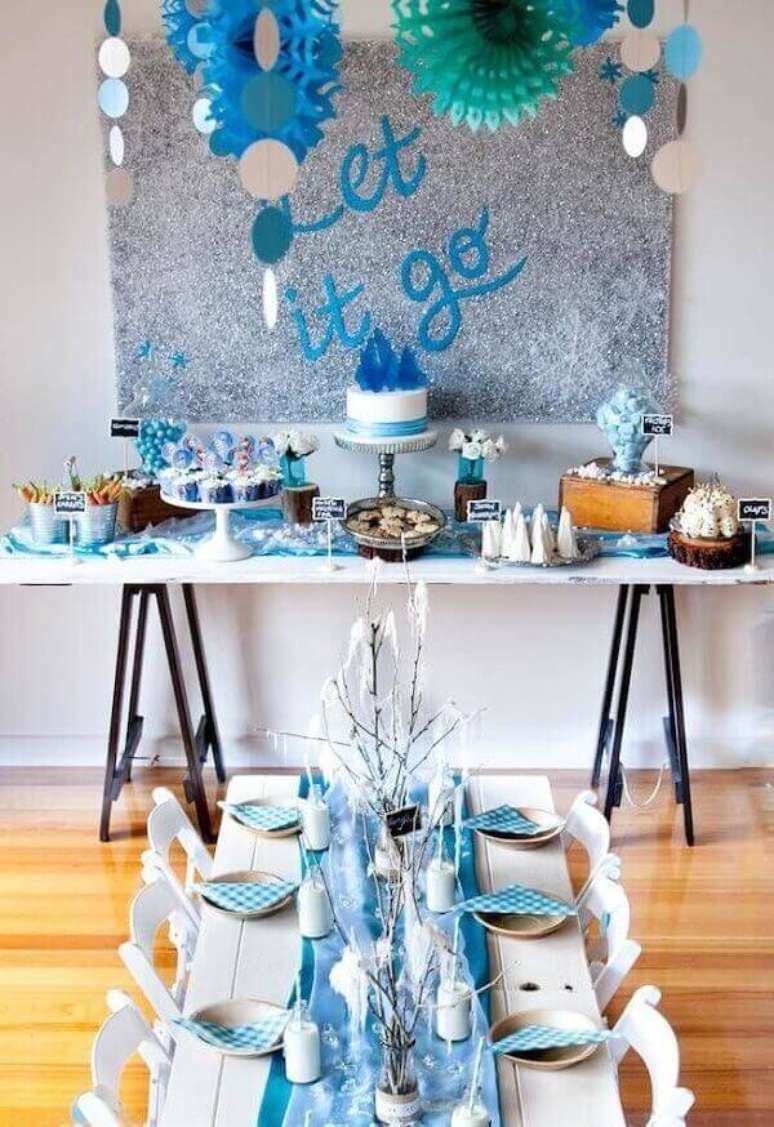 37- As ideias criativas para festa frozen com decoração barata utilizam pranchas sobre cavaletes como mesa. Fonte: A minha Festinha