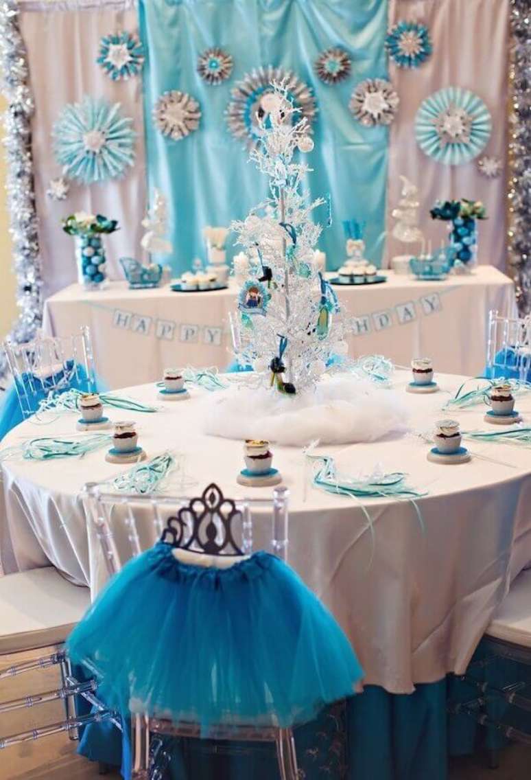 48- Na decoração criativa da festa Frozen pequenas saias de tule azul enfeitam as cadeiras. Fonte: A minha festinha