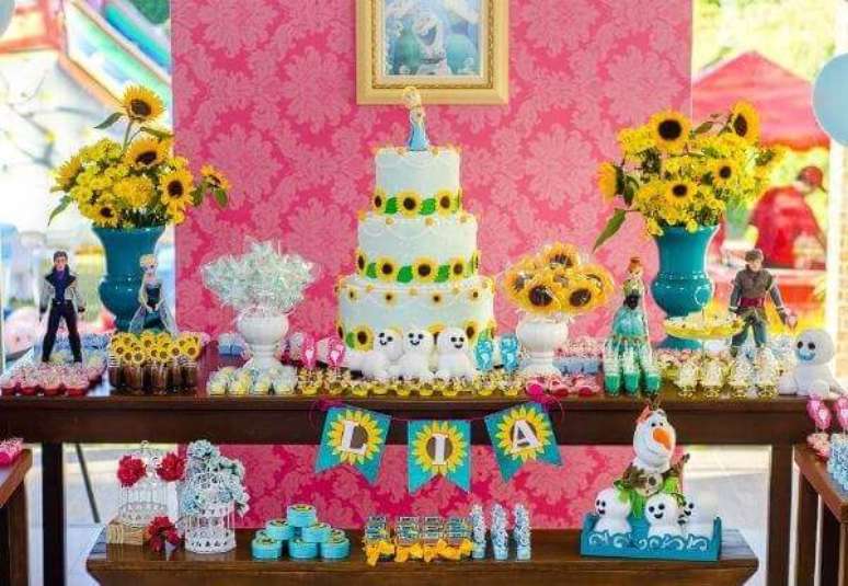 50- Na festa frozen ideias criativas o girassol alegra a mesa. Fonte: Mil dicas de m&atilde;e