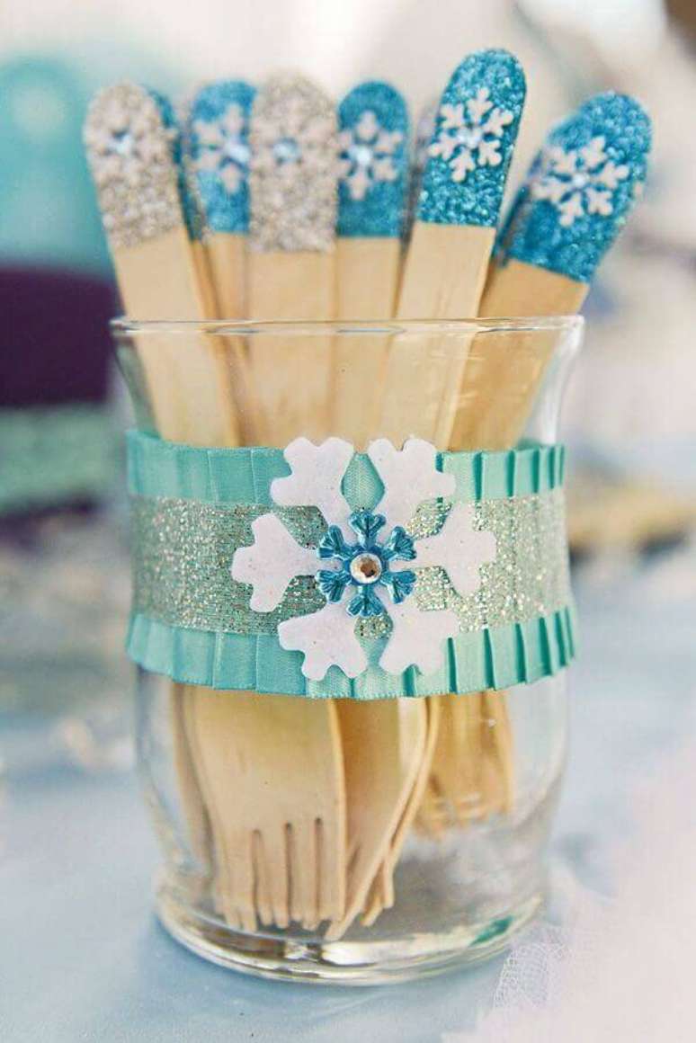 3- Os talheres de madeira s&atilde;o ideias criativas e foram colocados em potes de vidro para decorar o centro da mesa. Fonte: Aprendendo a ser m&atilde;e