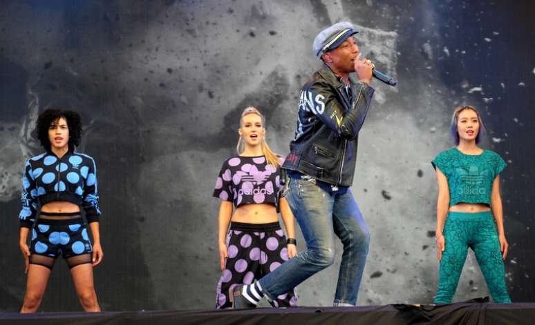 Pharrell Williams em apresentação no Glastonbury de 2015