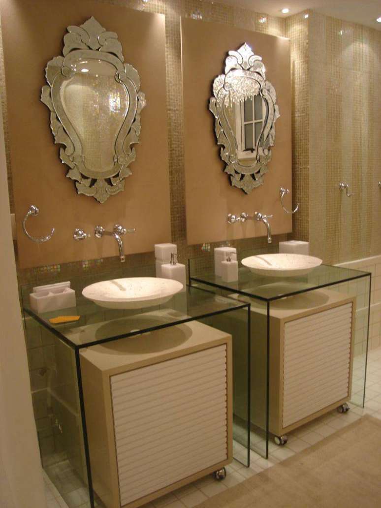 9. Os espelhos vitorianos são um charme a parte neste banheiro.
