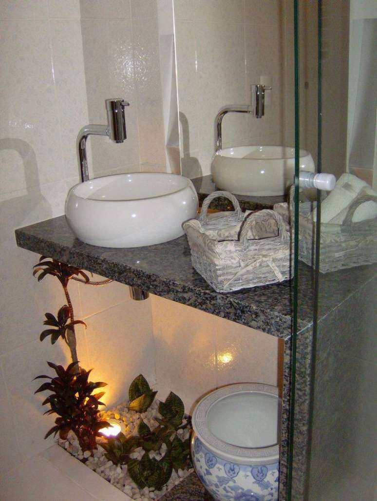 6. A cuba para banheiro redonda é perfeita para lavabos pequenos que não possuem muitos itens de higiene pessoal