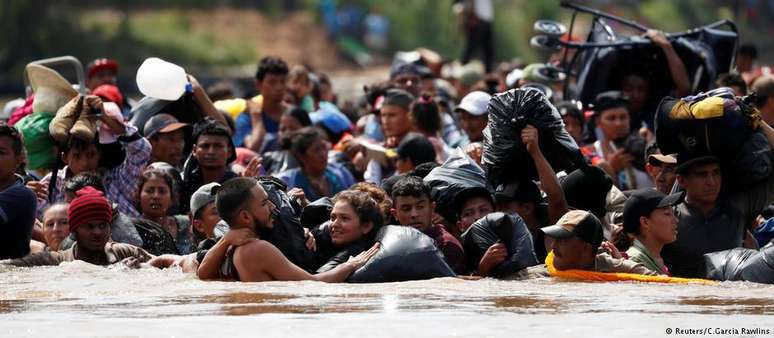 Integrantes da segunda caravana atravessaram rio na fronteira entre Guatemala e México