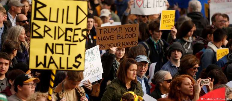 "Trump, você tem sangue em suas mãos", diz um dos cartazes no ato em Pittsburgh