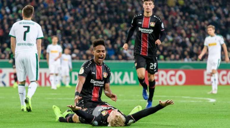 Wendell comemora com Brandt (Foto: Divulgação / Bayer Leverkusen)