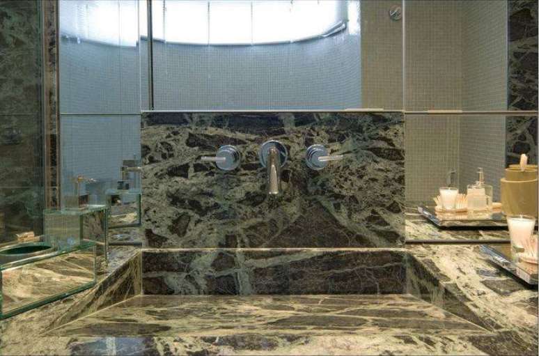 26. Cuba para banheiro feita na própria bancada de mármore, possui design muito moderno e inteligente
