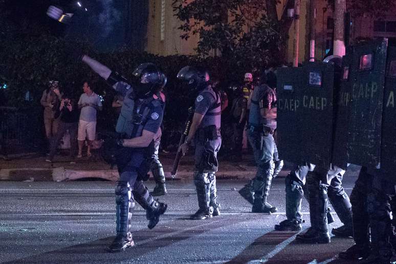 Polícia usa bomba de efeito moral e bala de borracha para dispersar manifestantes que realizavam protesto na Praça Roosevelt, no centro de São Paulo, nesta terça-feira, 30