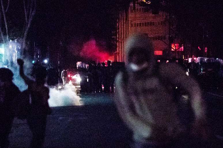 Manifestantes se dispersam após confronto com a polícias na Praça Roosevelt, no centro de São Paulo, nesta terça-feira, 30