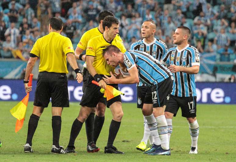 Jogadores do Gremio reclamam com a arbitragem durante partida contra o River Plate