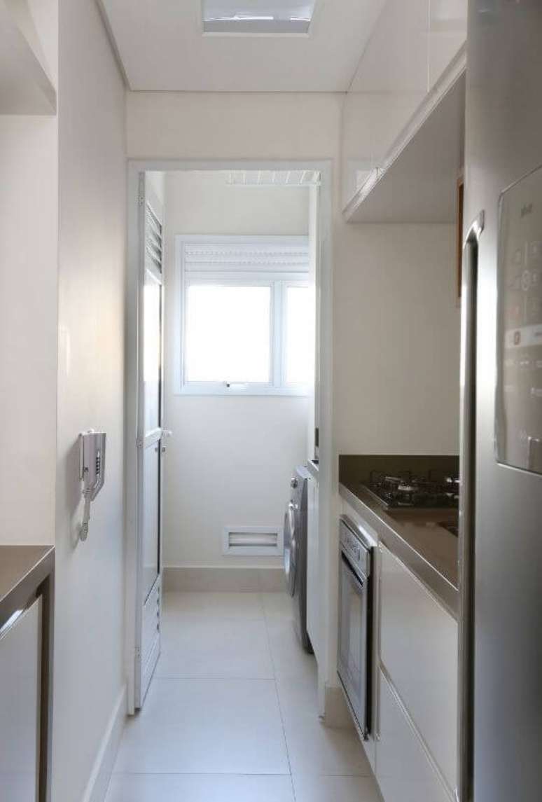 44. No projeto de Bianchi Lima, a área de serviço planejada é separada da cozinha por uma porta